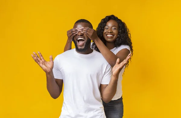 Brincalhão afro menina fechar seus olhos namorado por trás — Fotografia de Stock