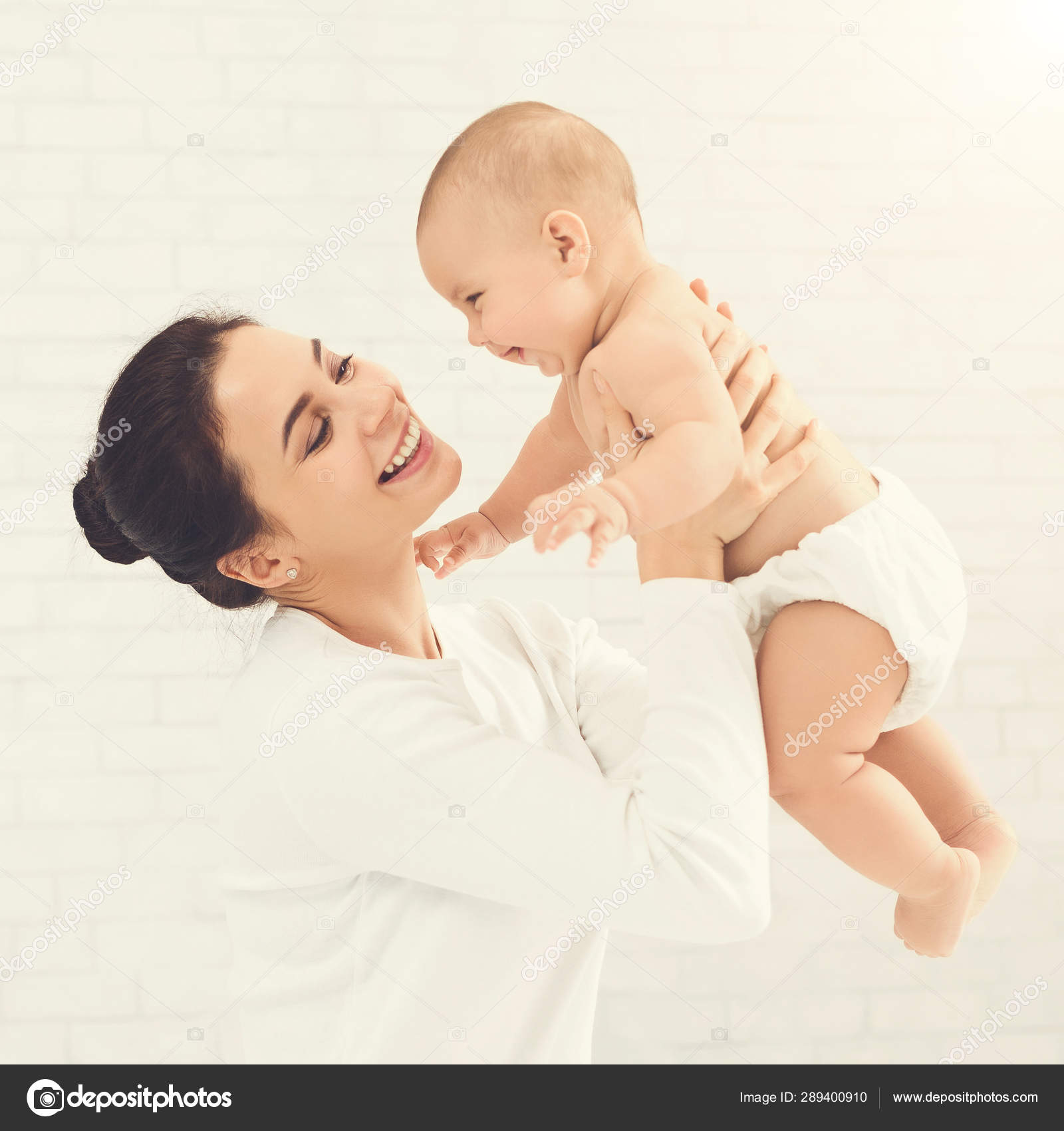 Jeune Maman Tenant Son Bebe Heureux Dans L Air Image Libre De Droit Par Milkos C Jeune Maman Tenant Son Bebe Heureux Dans L Air Image Libre De Droit Par Milkos C