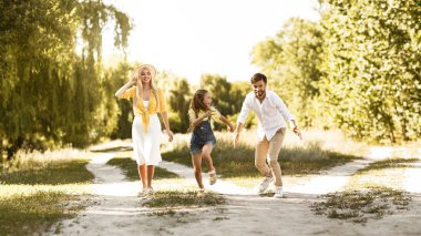 Babadan kaçan kız, kırsal kesimde vakit geçiriyor