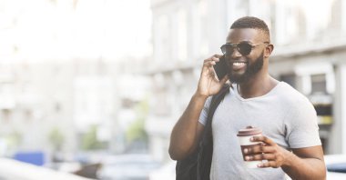 Yakışıklı Afrikalı adam promosyon ile tebrikler almak