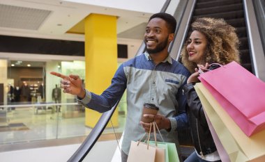 Yakışıklı Afrikalı adam kız arkadaşı bir sonraki nereye gitmek için gösteren