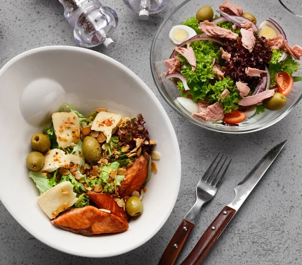 Ensaladas saludables en tazones inusuales para el almuerzo, primer plano —  Fotos de Stock