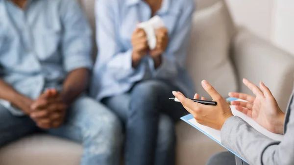 Marriage Therapist Giving Advice To Young African American Husband And Wife — Stock Photo, Image