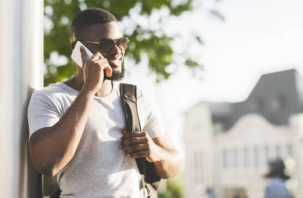 Retrato de un africano hablando por teléfono mientras espera — Foto de Stock
