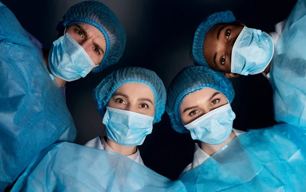 Paciente pov. Equipo de cirujanos mirando al paciente — Foto de Stock