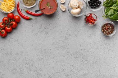 Pizza pişirmek için malzemeler. Sos, domates ve otlar