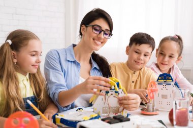 Sınıfta öğretmen ile robot yapan çocuklar