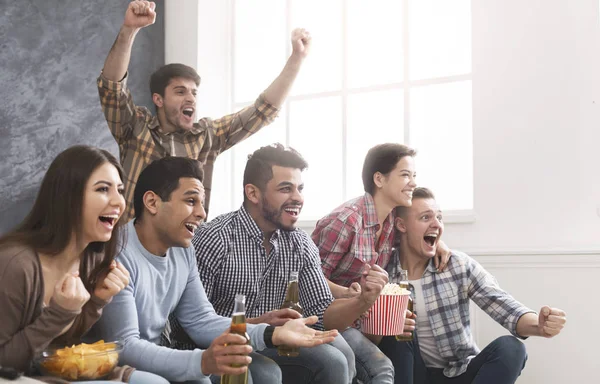 Gruppe junger Freunde schaut Sport im Fernsehen und jubelt — Stockfoto