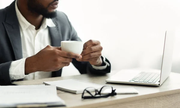 Homme d'affaires noir sérieux buvant du café au bureau — Photo