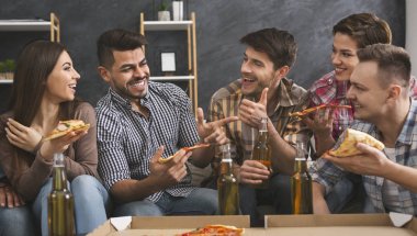 İspanyol adam evde partide arkadaşlarına şaka yapma