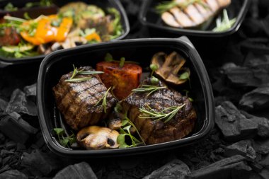 Yakın og iyi kömür arka plan üzerinde sebze ile yapılan et