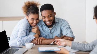 Heyecanlı Afro Eşler Seyahat Acentesi Ofis Tatil Planlama