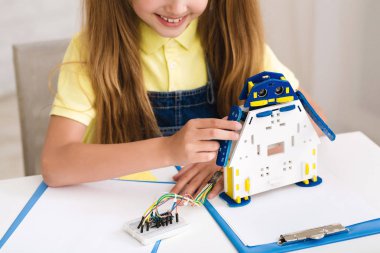 Liseli stem derste robot inşa, closeup