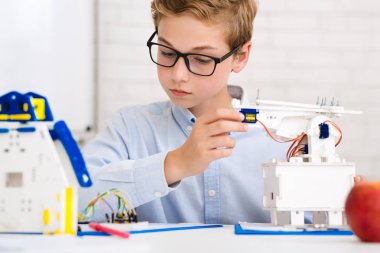 Okul çocuğu kök laboratuvarında elektronik robot yapımı