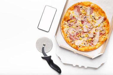 Karton kutuda taze pizza ve boş ekranlı akıllı telefon