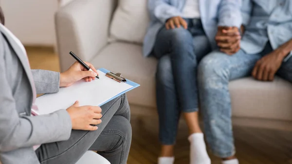 Afro couple holding hands on couch during marriage counseling session — Stock Photo, Image
