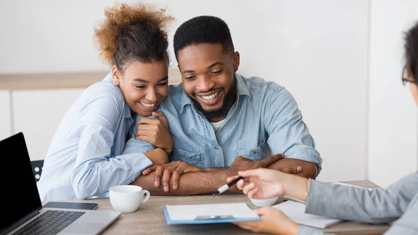 Conjoints afro excités planifier des vacances dans le bureau de l'agence de voyage — Photo