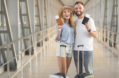 Seyahat konsepti. Biletli pasaport tutan sevgi dolu çift