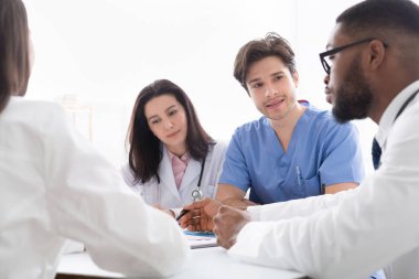 Doktorlar konferans odasında toplantıda etkileşim