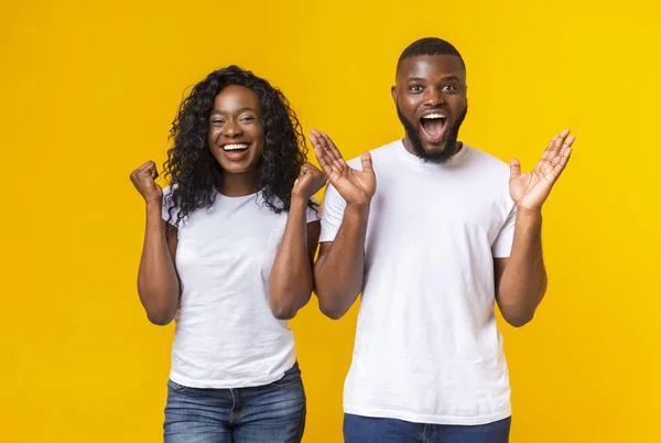 Negro chico y chica felizmente sorprendido con buenas noticias — Foto de Stock