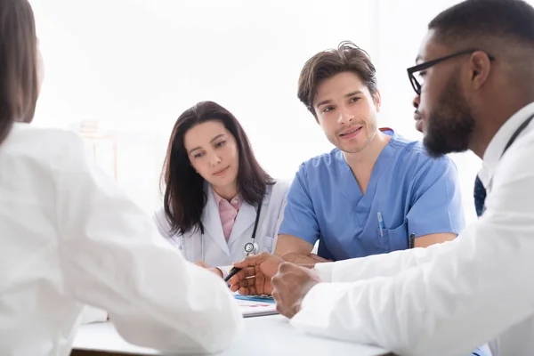 Artsen interageren tijdens vergadering in vergaderruimte — Stockfoto