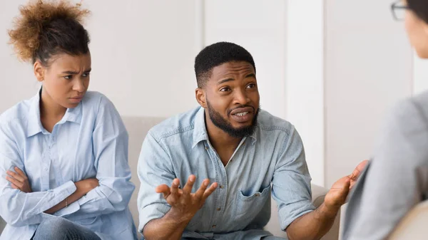 Afrikaans Amerikaans koppel praat met psycholoog tijdens de therapiesessie — Stockfoto