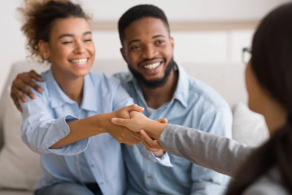 Afro pár handshaking s manželskou poradkyni v kanceláři — Stock fotografie