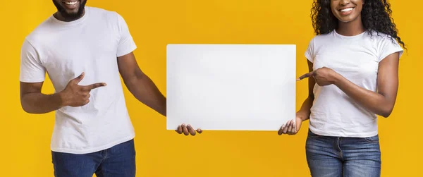 Negro sonriente pareja está señalando en blanco —  Fotos de Stock