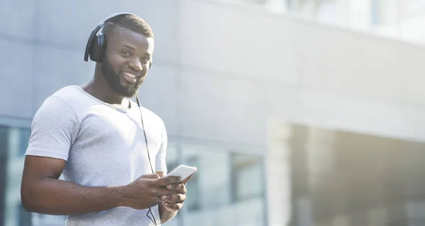 Portré boldog afrikai férfi mobiltelefon és fejhallgató — Stock Fotó