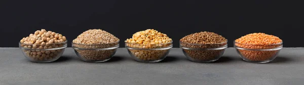 Primer plano de cinco platos con granos ricos en carbohidratos —  Fotos de Stock
