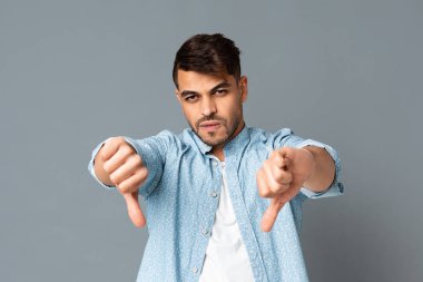 Ciddi Genç Arap Man Gesturing Thumbs Aşağı Gri Arka Plan