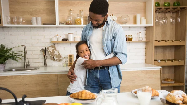 Agradecida afro chica abrazando a su padre antes del desayuno —  Fotos de Stock