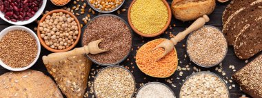 Ahşap arka planda glutensiz farklı tahıllar ve ekmek