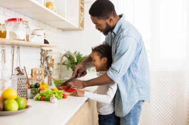 Babam kızına salata yapmayı öğretiyor.