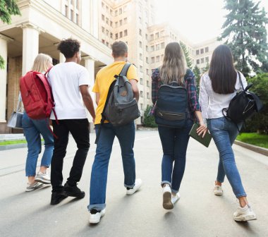 Eğitimlerden sonra kampüste birlikte yürüyen bir grup öğrenci