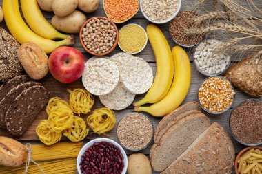 Kepekli ekmek ve meyve ile karbonhidrat gıda açısından zengin
