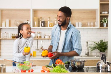 Gülümseyen afro kız ve babası biber tutan