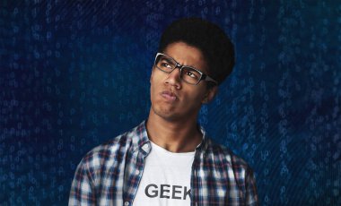 Düşünceli Afro Guy Düşünme ve Kenara Bakıyor