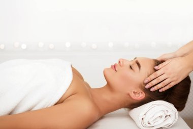 Rahatlatıcı masaj. Spa'da profesyonel tedavi gören kadın