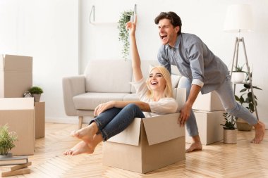 Joyful Çift Bir Hareket ve Eğlenmek için Kutuları Ambalaj