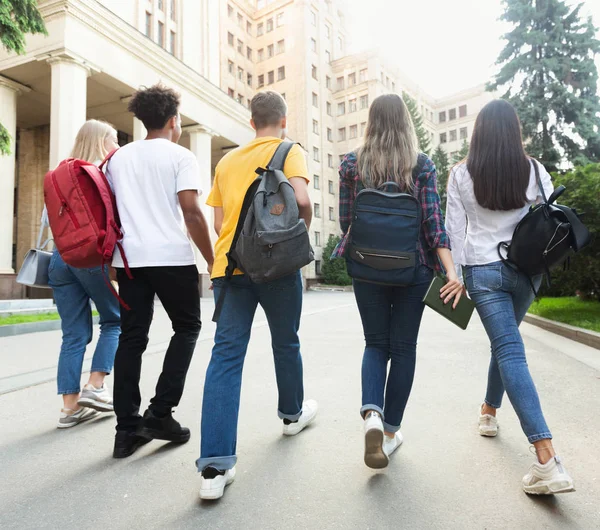 Grupo de estudiantes caminando juntos en el campus después de los estudios —  Fotos de Stock