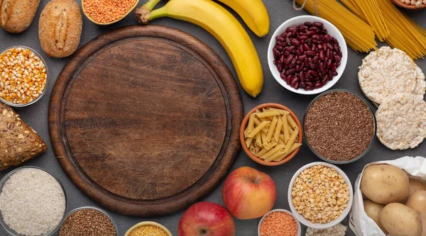 Безглютеновая пища с зерном и фруктами вокруг копировального пространства — стоковое фото
