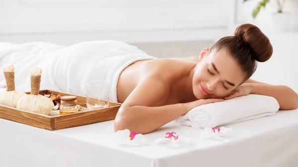 Jeune femme relaxante dans un salon de beauté spa — Photo