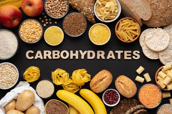 Alimentos saludables con alto contenido de fibra e hidratos de carbono con granos y texto —  Fotos de Stock