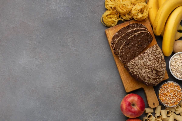 Alimentos ricos en fibra y carbohidratos sobre fondo gris —  Fotos de Stock