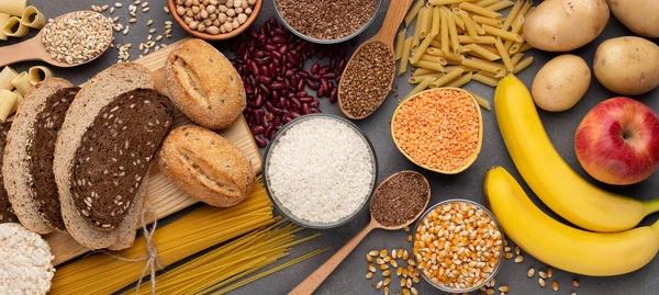 Flache Verlegung glutenfreier Produkte für gesunde Ernährung auf Holz — Stockfoto