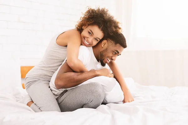 Jonge verliefde paar romantische tijden hebben in slaapkamer — Stockfoto