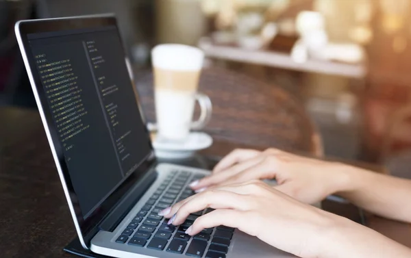 Молодая женщина пишет Java скрипт код для создания веб-сайта — стоковое фото