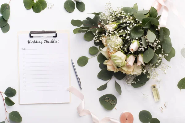 Blumen und Zettel mit Leerzeichen zum Schreiben auf Weiß — Stockfoto