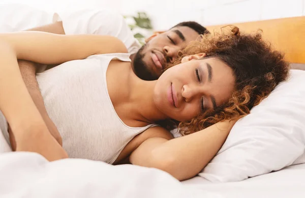 Amante casal dormindo na cama e abraçando — Fotografia de Stock